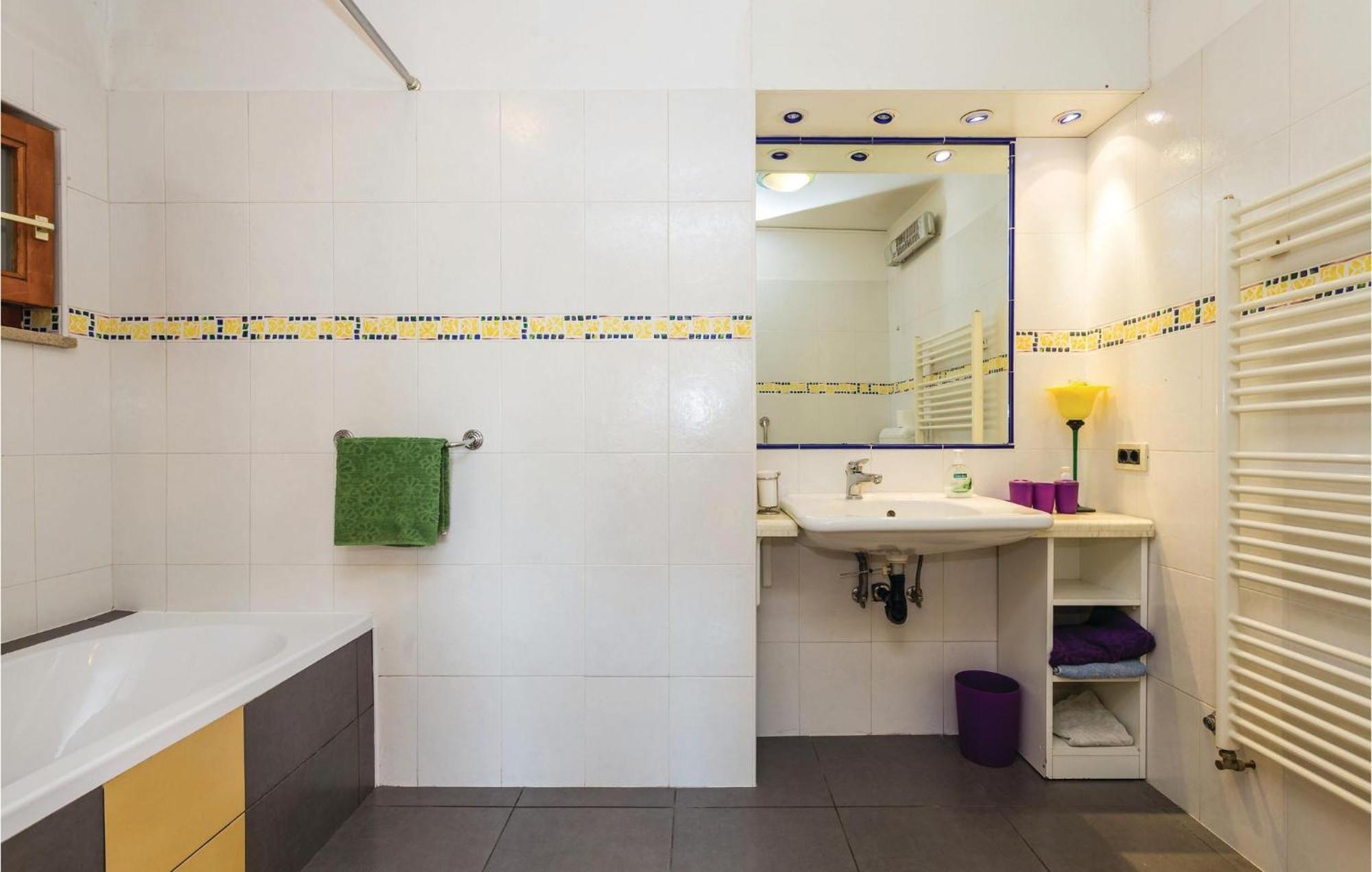 Stunning Apartment In Rijeka With 1 Bedrooms And Wifi ภายนอก รูปภาพ